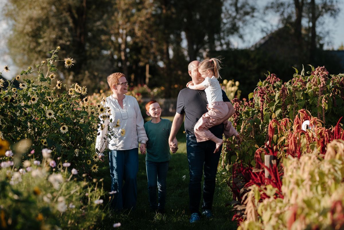 Gezin wandelend door de pluktuin tijdens een fotoshoot