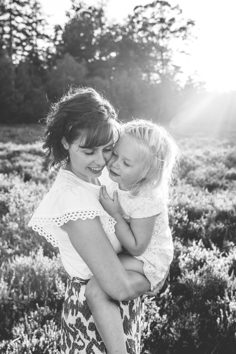 Moeder en dochter op de foto in de heide zwart wit