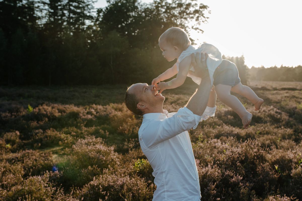 Vader en dochter samen op de foto in de heide
