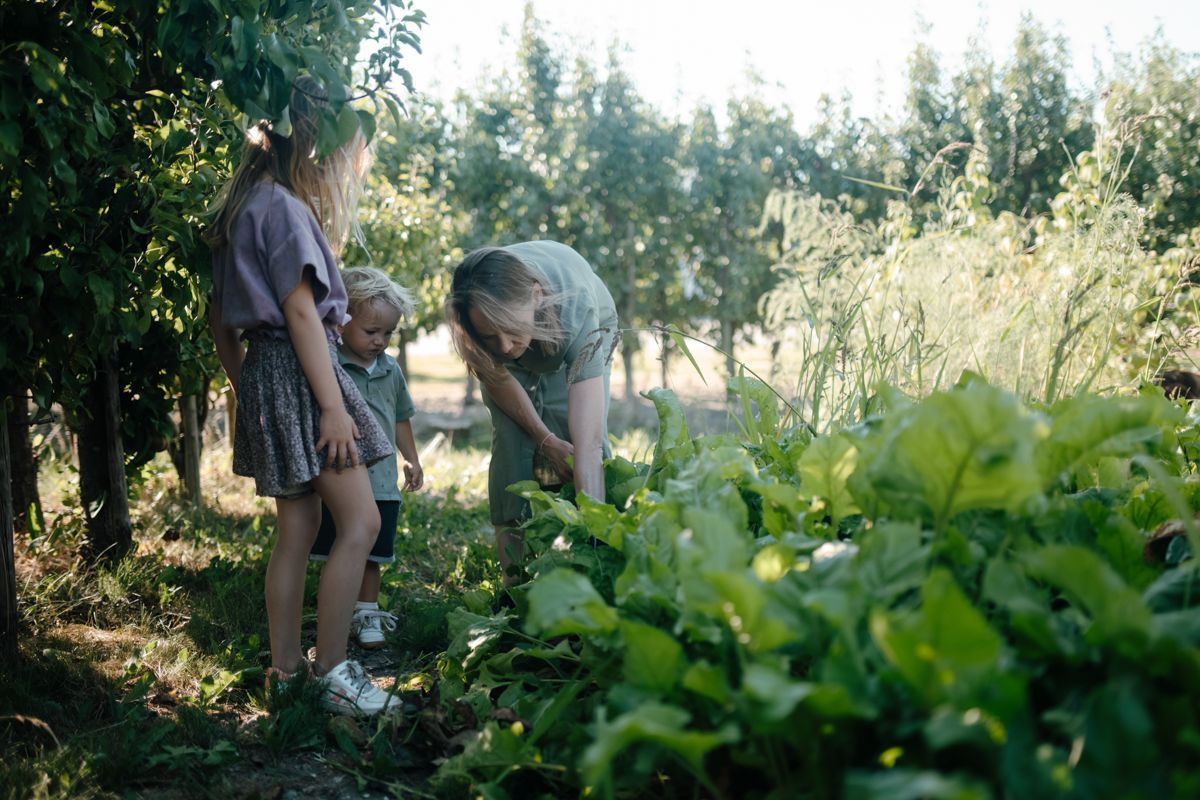 Samen met moeder opzoek naar de mooiste rode bieten uit eigen moestuin