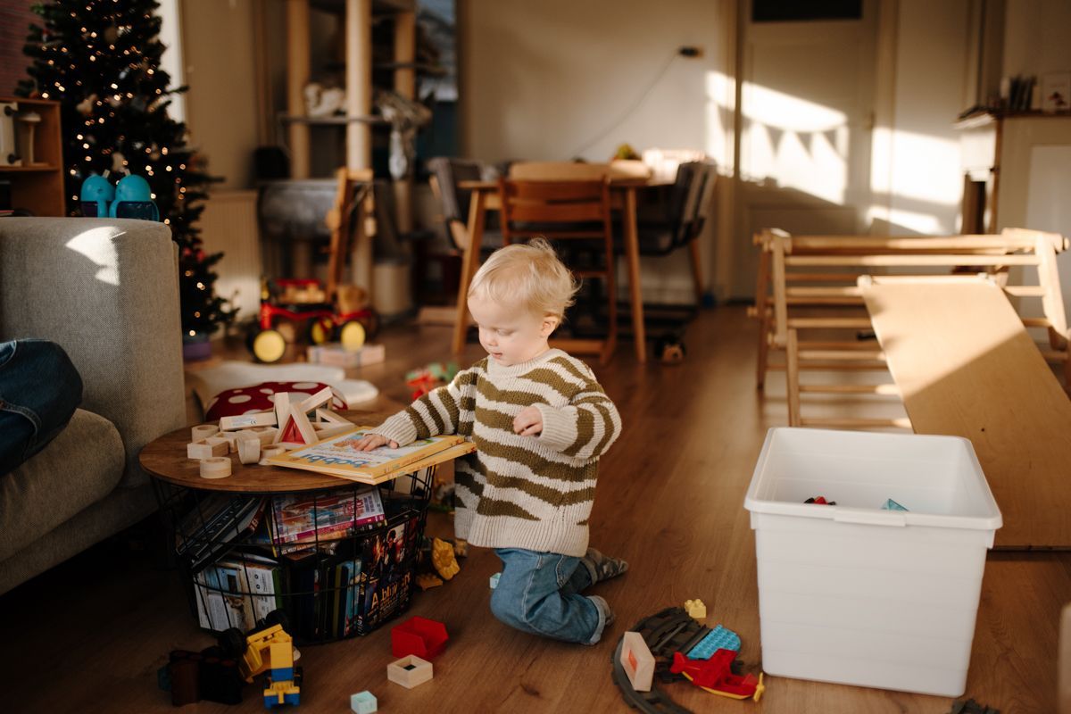Jongetje speelt in de woonkamer tijdens een fotoshoot