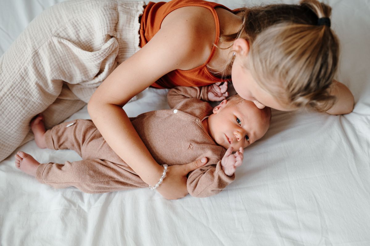 Newbornshoot aan huis, met grotere zus samen