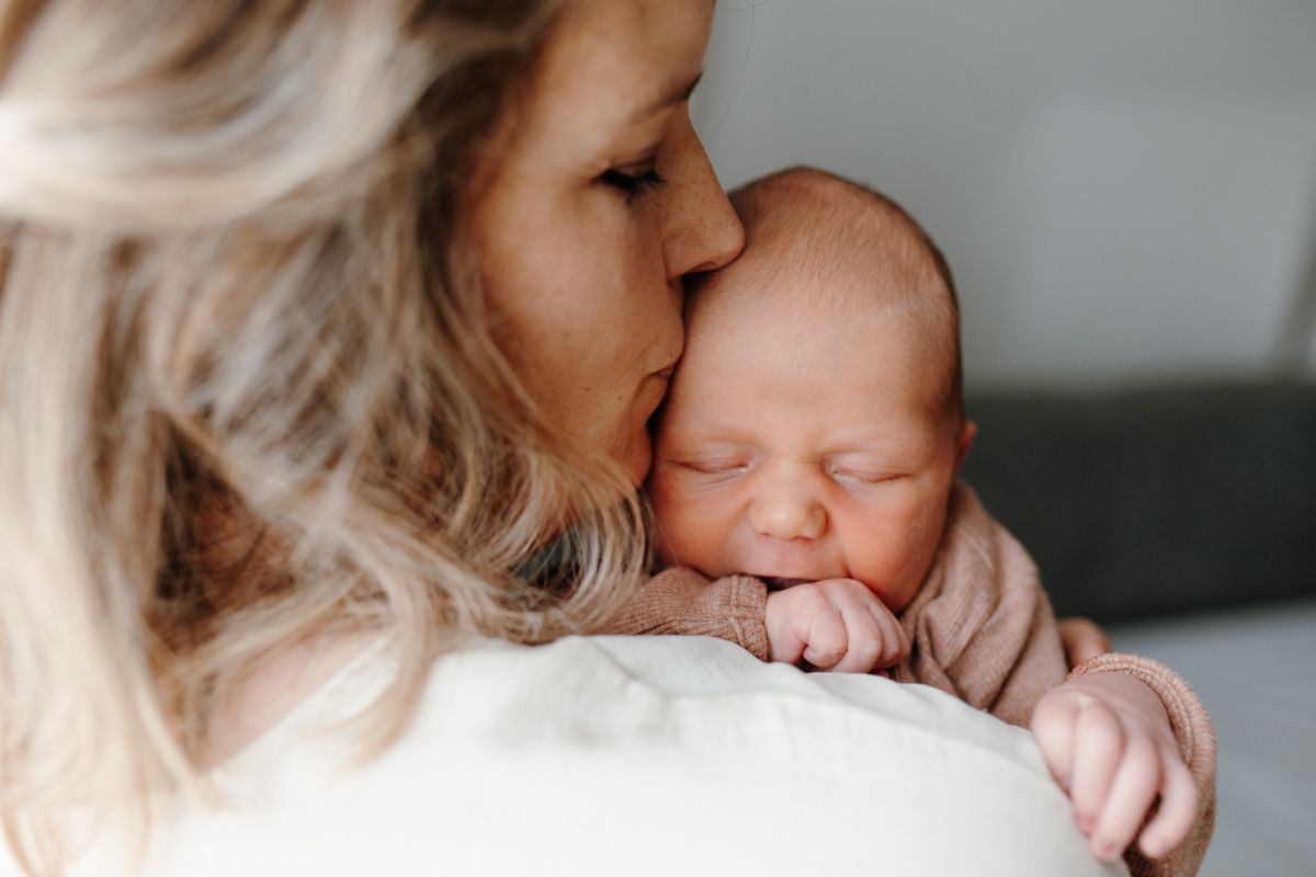 Newbornshoot aan huis, samen met mama op de foto