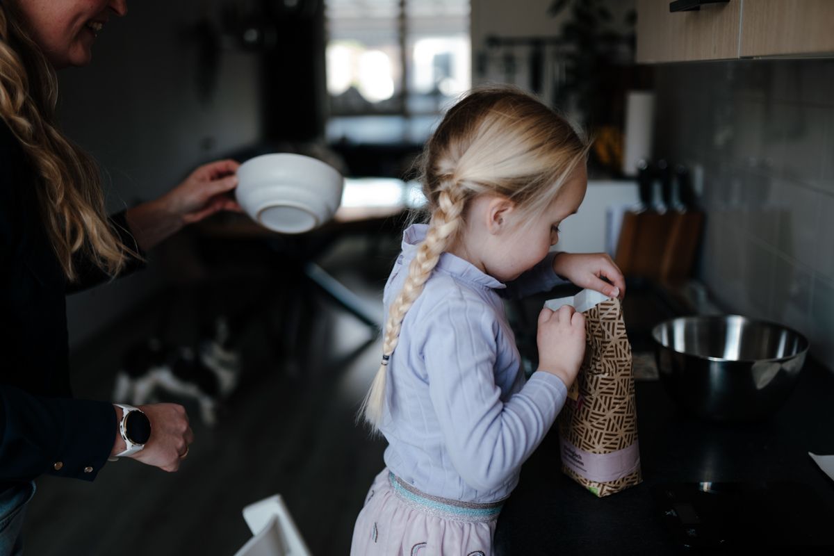 Koekjes bakken tijdens een fotoshoot, samen de meel openen