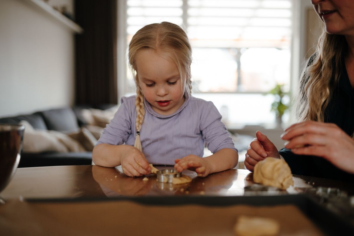 Koekjes bakken tijdens een gezinsshoot | Fotograaf Friesland