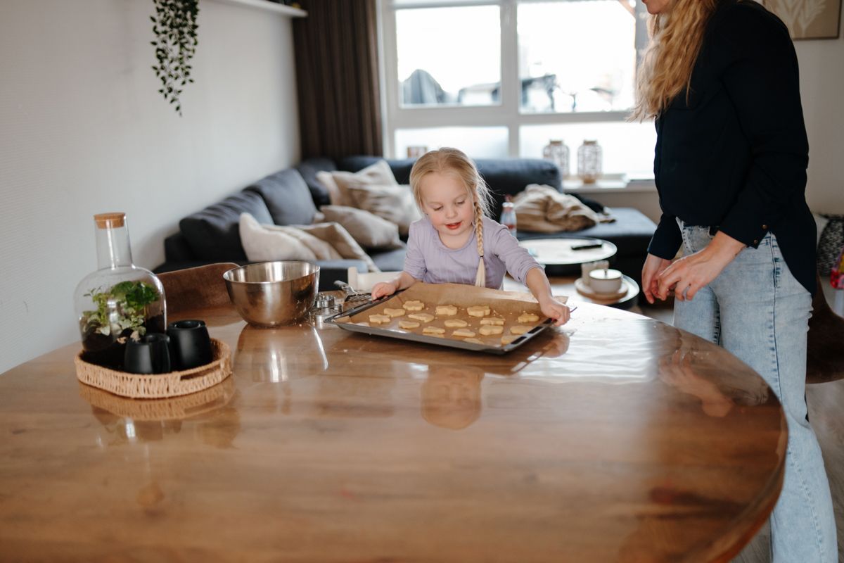 Koekjes bakken tijdens een fotoshoot