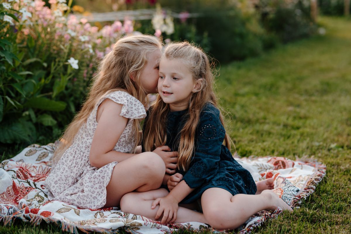 Documentaire gezinsfoto tijdens minishoot in de pluktuin, Friesland