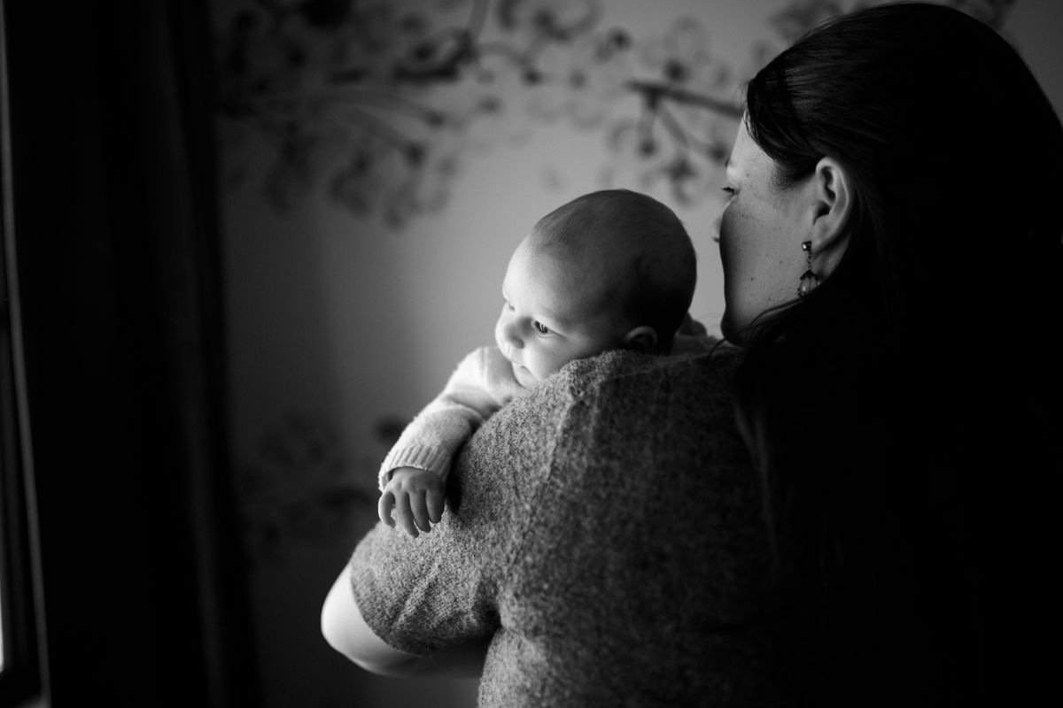 Newbornshoot Sneek Friesland moeder en dochter op de foto