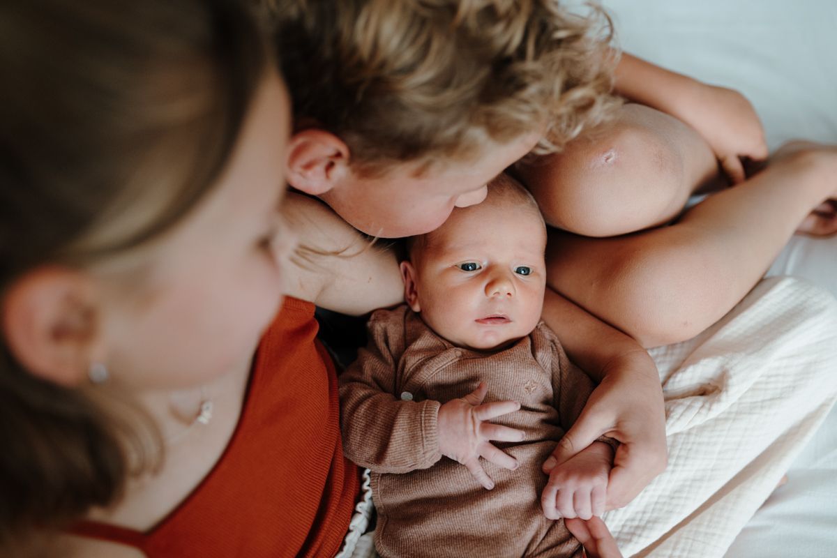 Newbornshoot bij gezin thuis in Drenthe