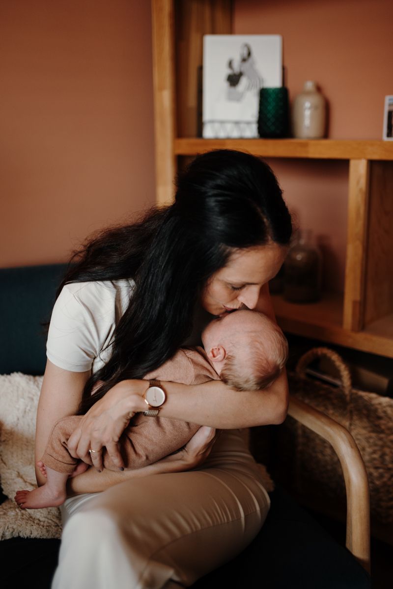 Newborn baby bij mama op de arm