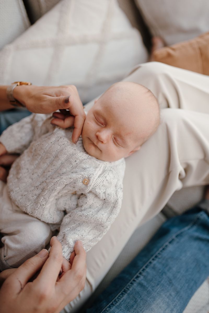newborn jongen bij mama op schoot