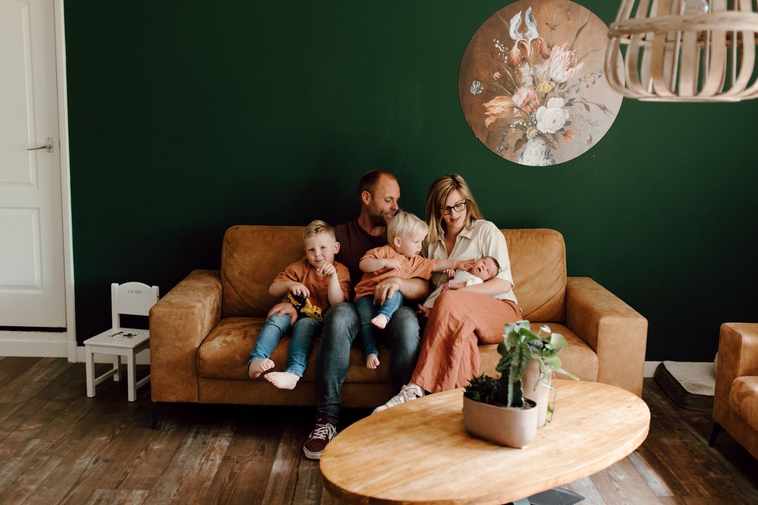 Newborn fotoshoot hele gezin samen op de bank