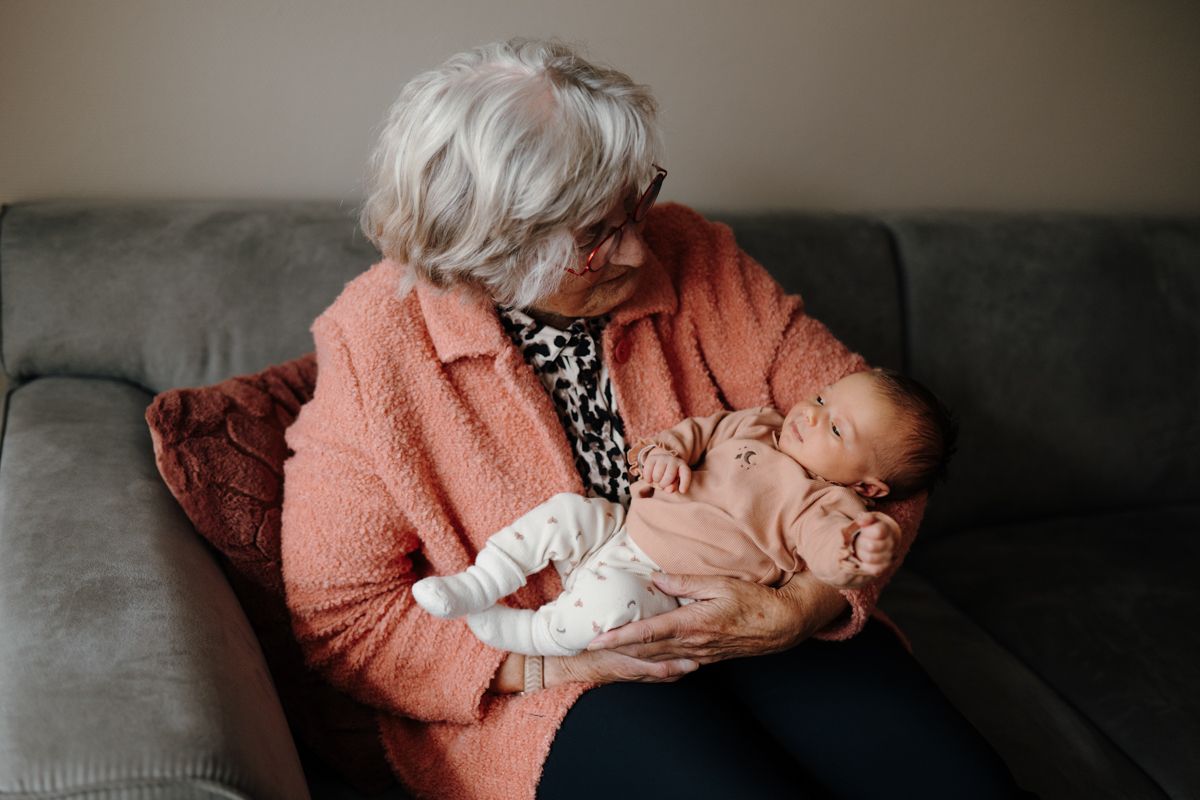 Vier generaties samen op de foto tijdens een newbornshoot