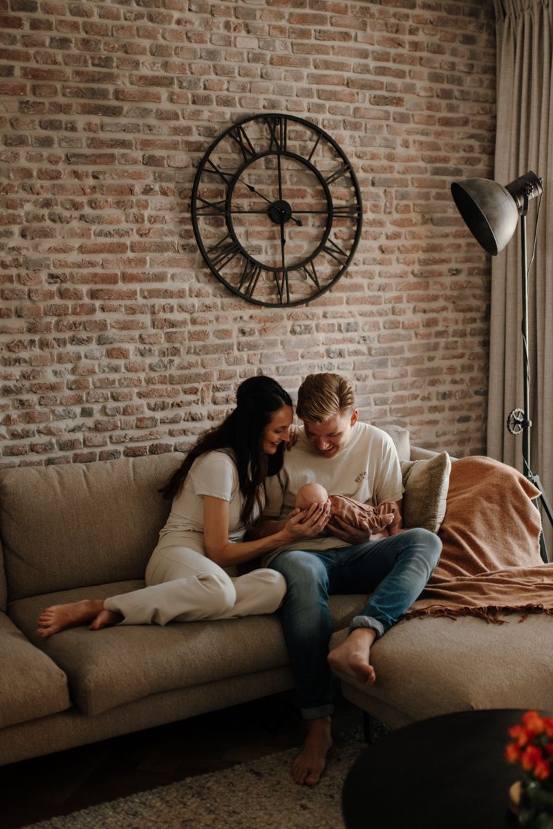 Newborn gezinsshoot samen op de bank