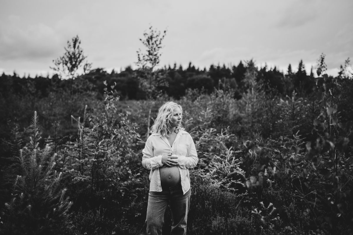 Zwart wit foto van een zwangere vrouw tijdens haar zwangerschapsshoot