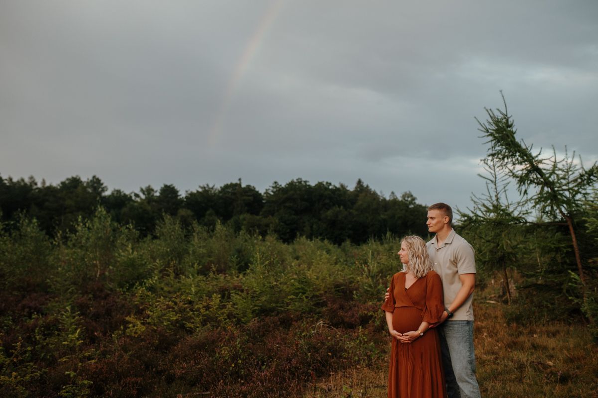 Zwangerschapsshoot met regenboog in de heide van Drenthe