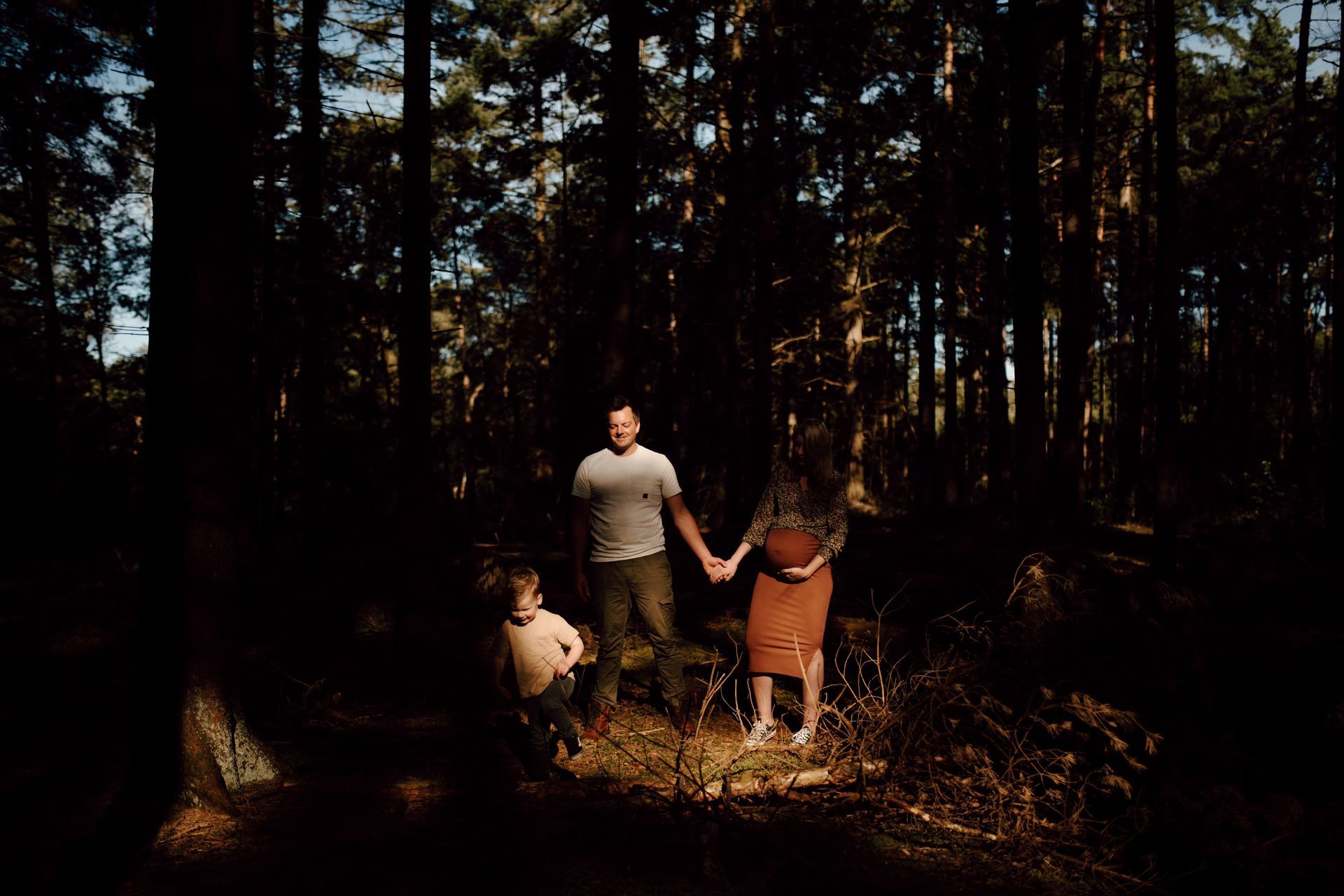 Zwanger stel in het bos, samen met hun zoon van 3