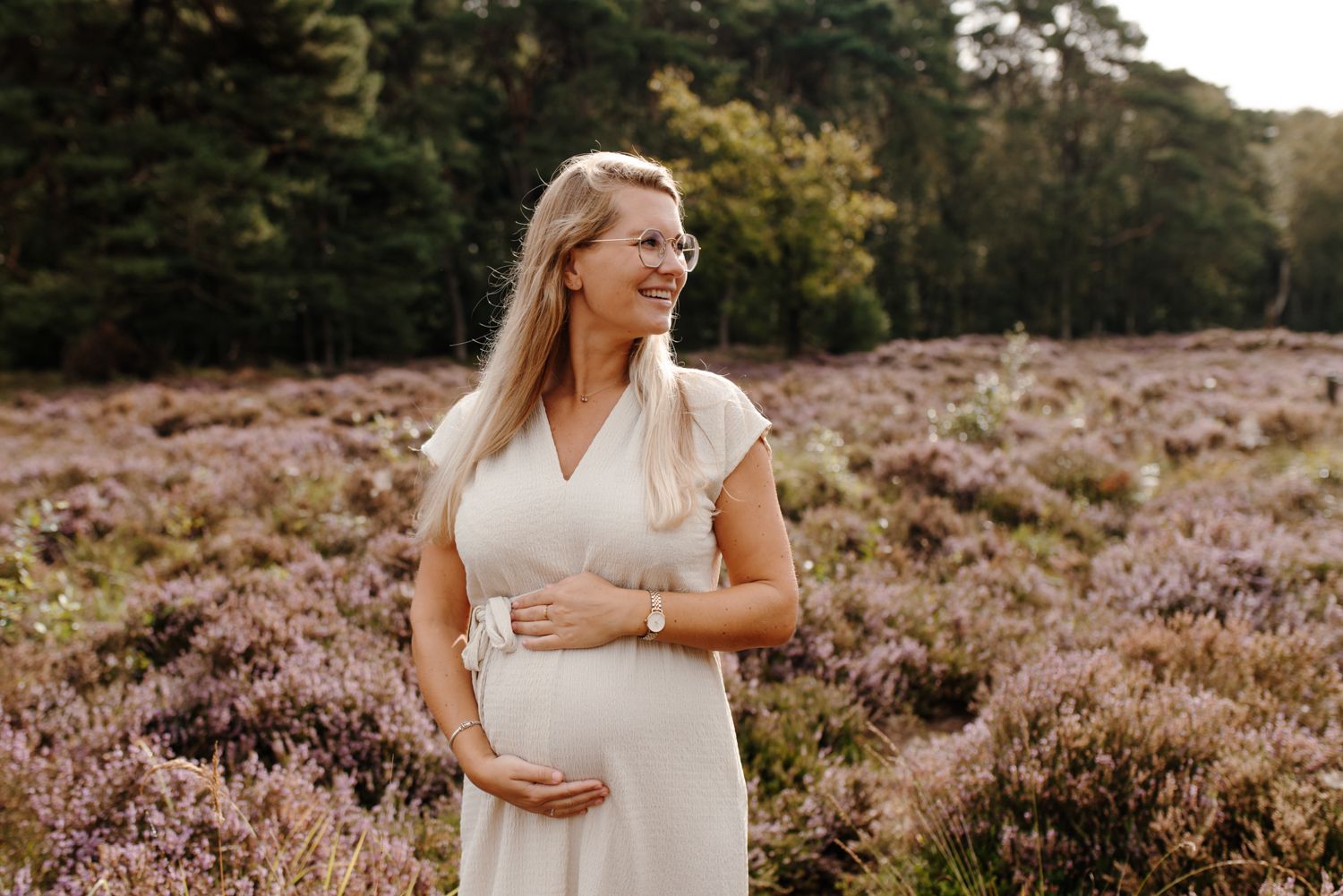 Zwangerschapsfotoshoot van zwangere vrouw alleen in Friesland op de heide in Beetsterzwaag