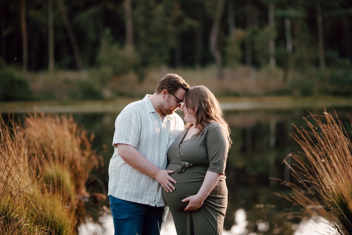 Zwangerschapsfotoshoot in de herfst in Friesland