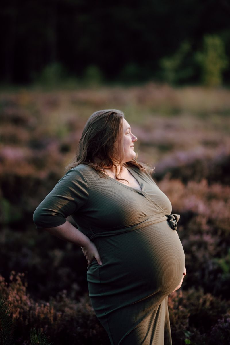 zwangere vrouw in de herfst tijdens een fotoshoot