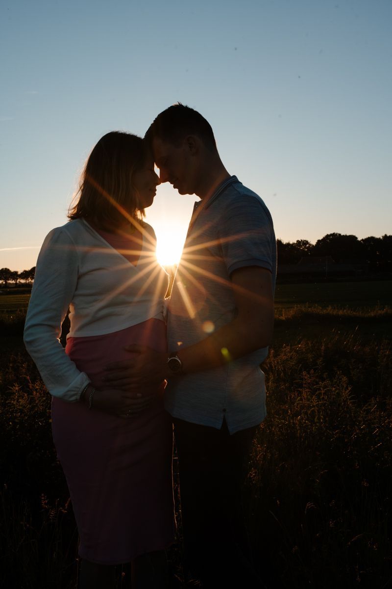 Zwangerschapsshoot bij zonsondergang