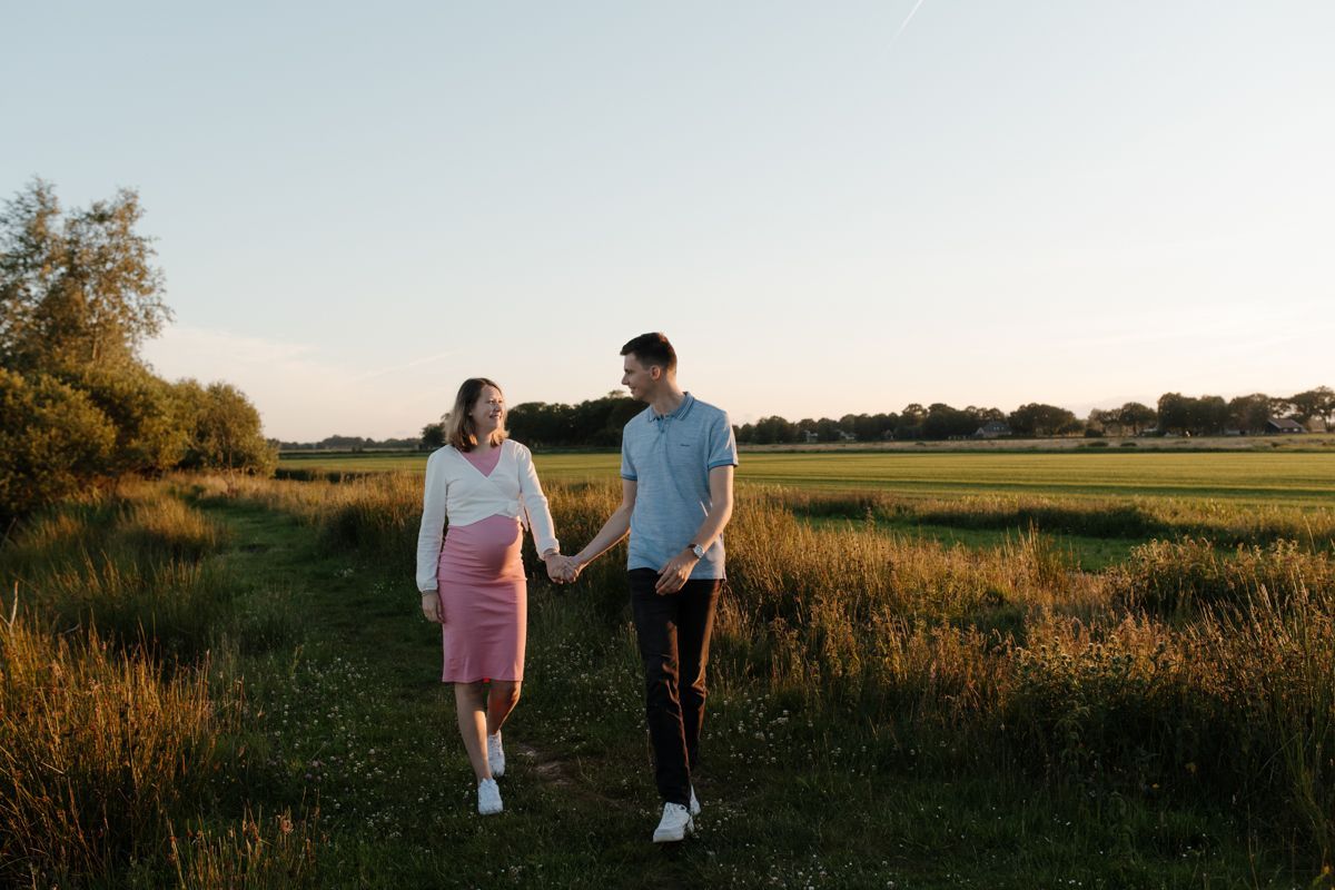 Zwangerschapsshoot bij zonsondergang