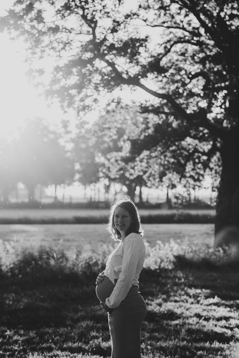 Zwangerschapsshoot bij zonsondergang
