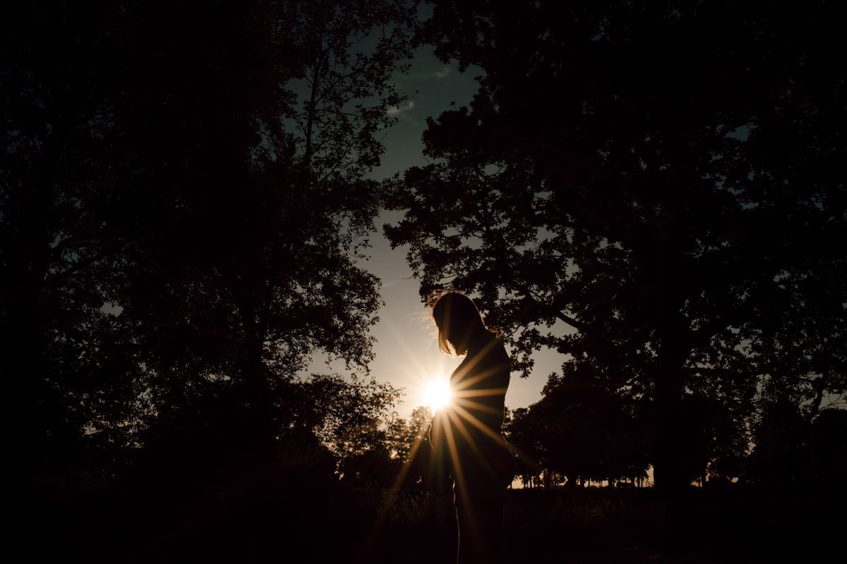 Zwangerschapsshoot bij zonsondergang