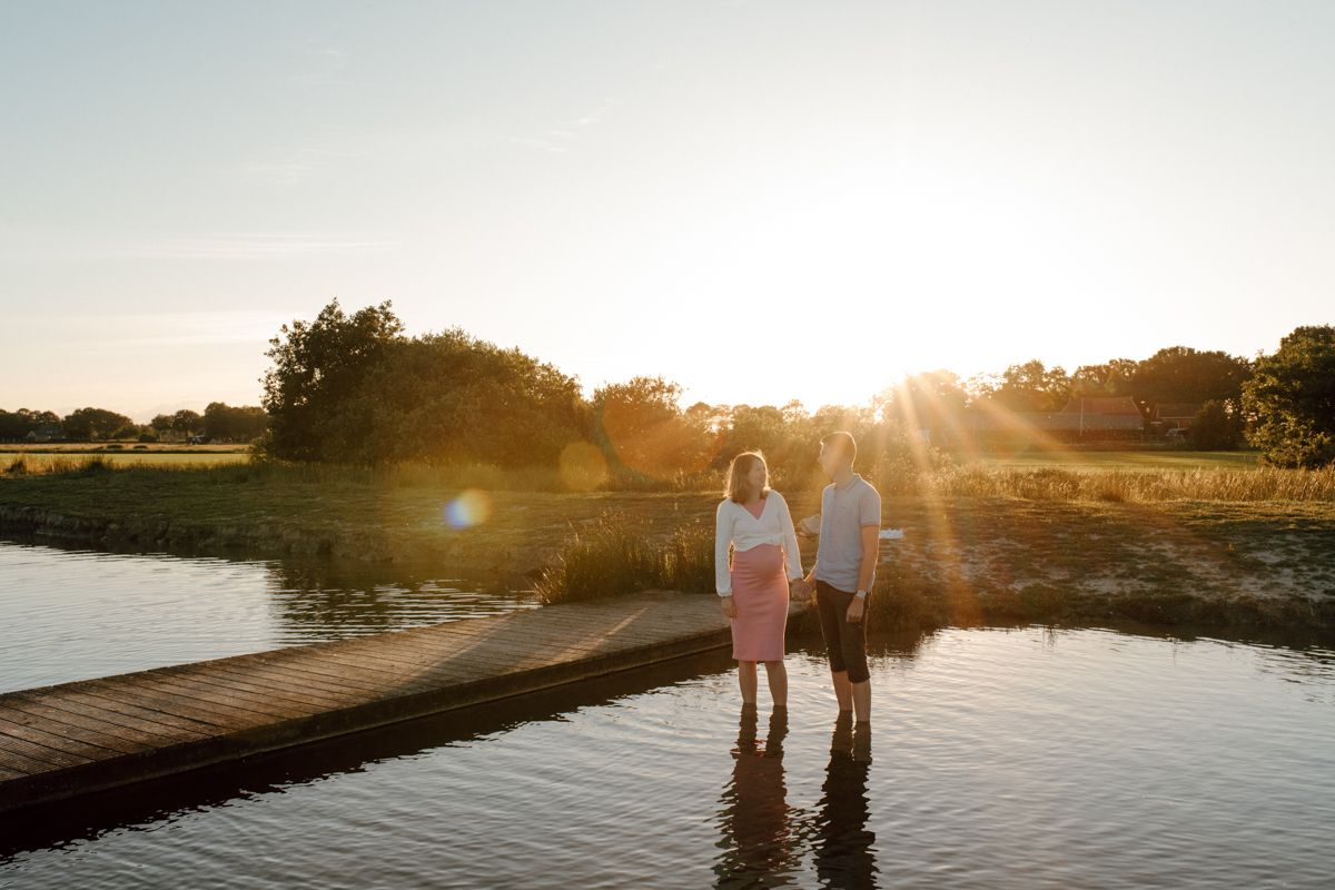 Zwangerschapsshoot bij zonsondergang