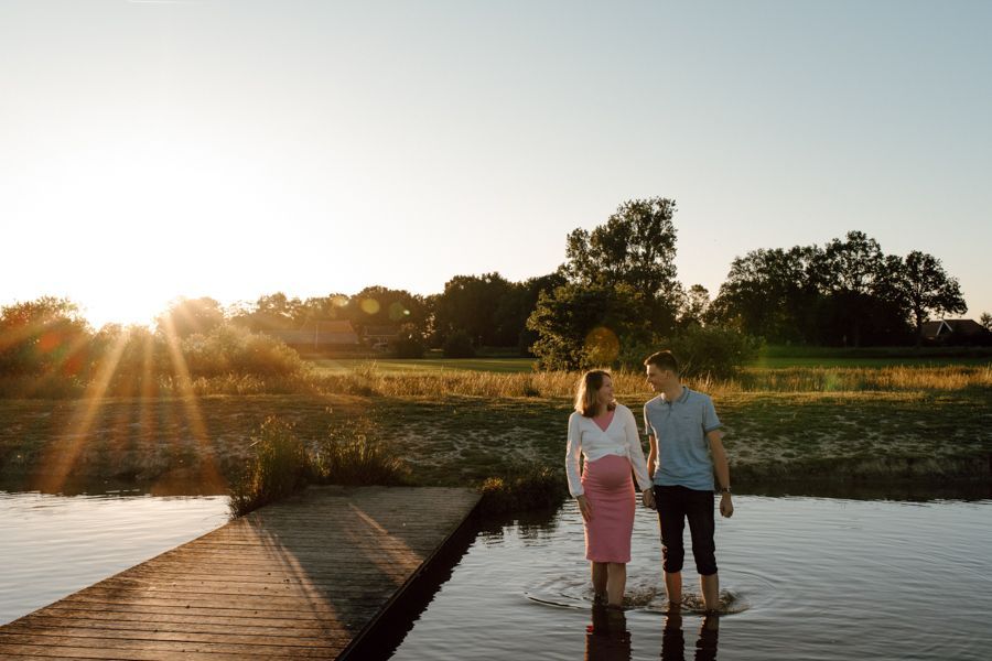 Zwangerschapsshoot bij zonsondergang