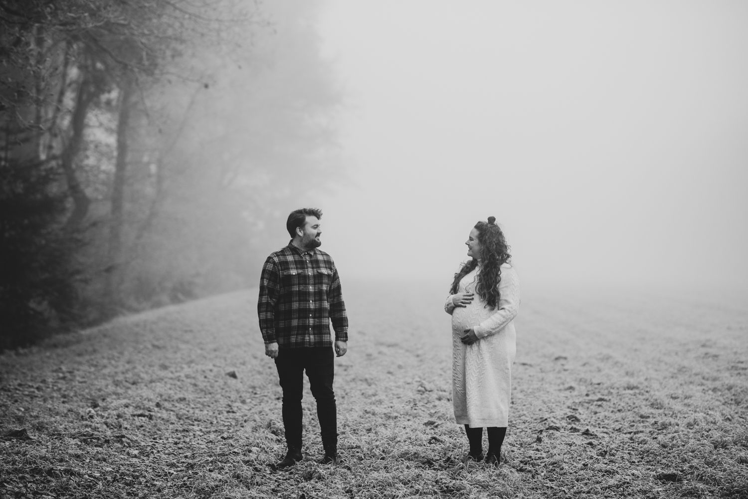 Zwangerschapsshoot in de winter in Beetsterzwaag. Zwangere vrouw met partner in de mist