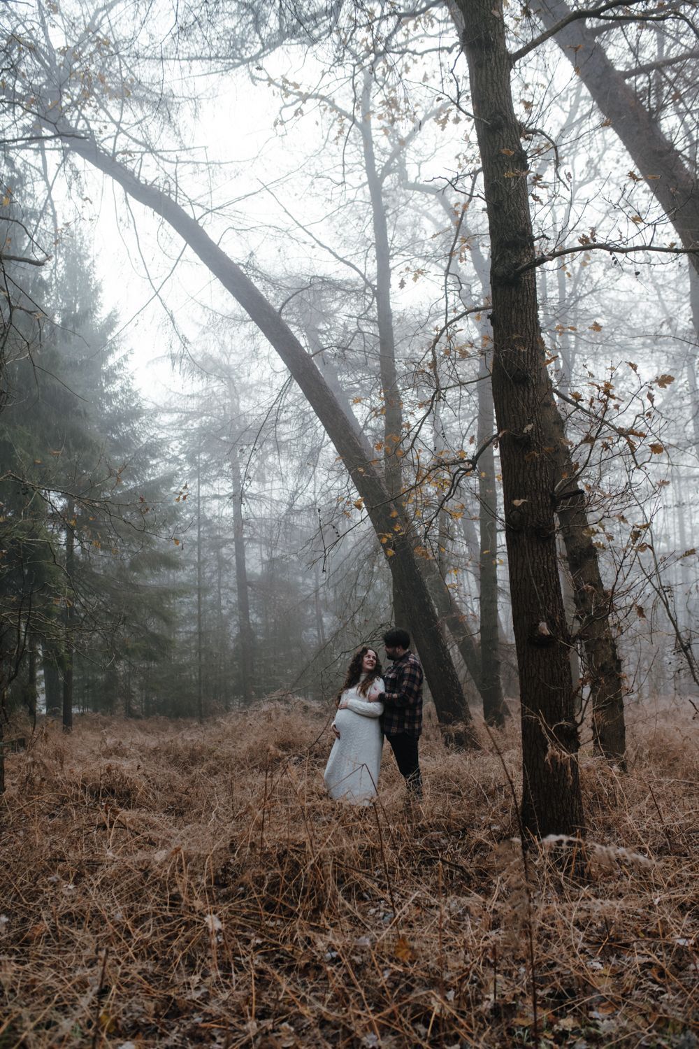 Zwangerschapsshoot in de bossen van Beetsterzwaag in de winter
