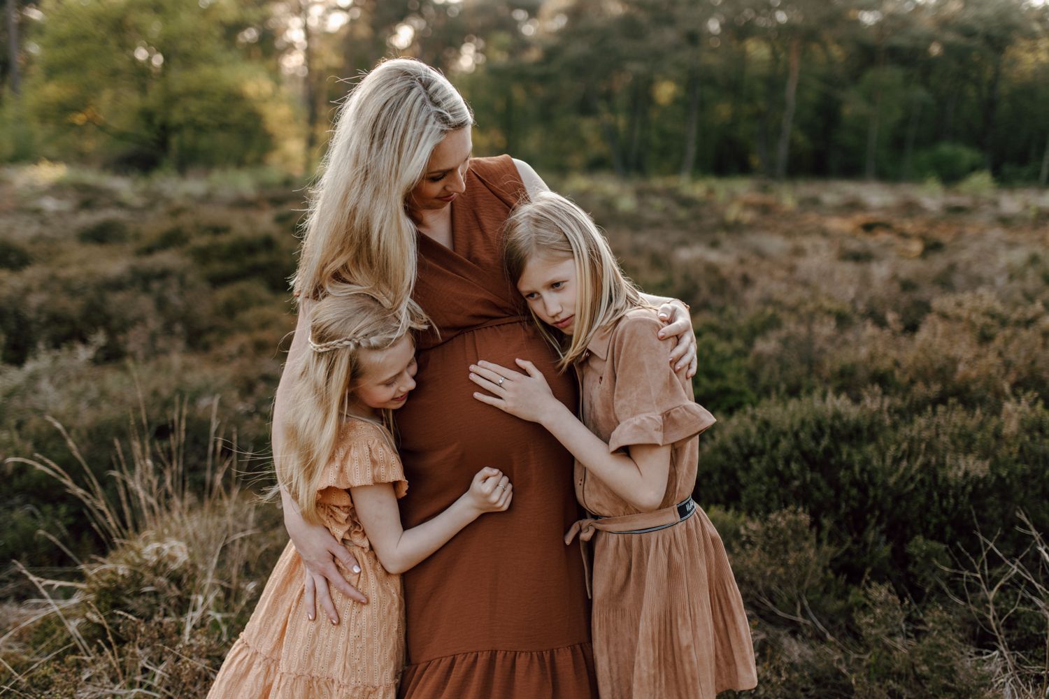 Zwangerschapsshoot met gezin Zwangerschapsshoot moeder met twee dochters