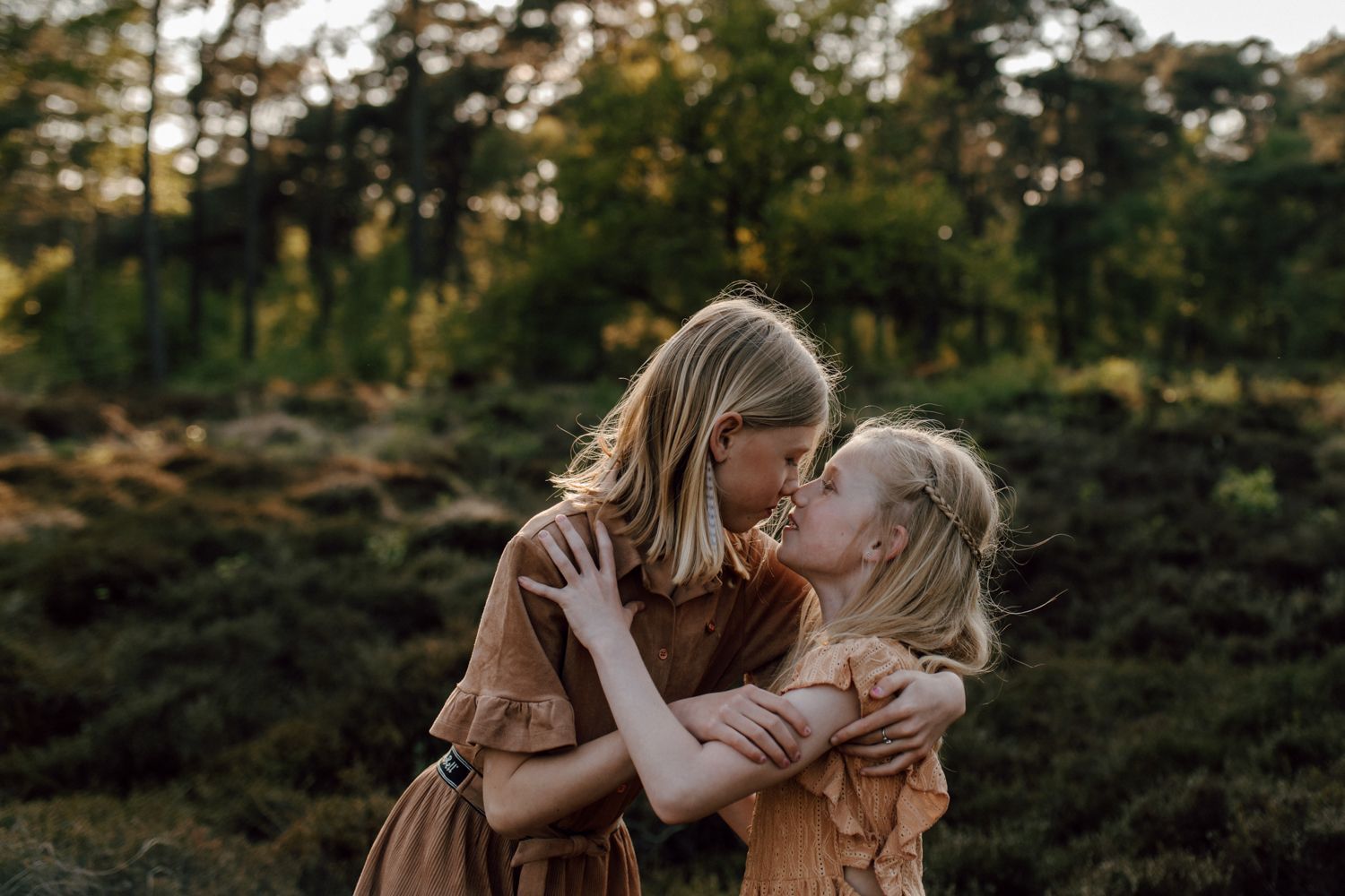 Zwangerschapsshoot met gezin Twee zusjes op de foto tijdens een zwangerschapsshoot
