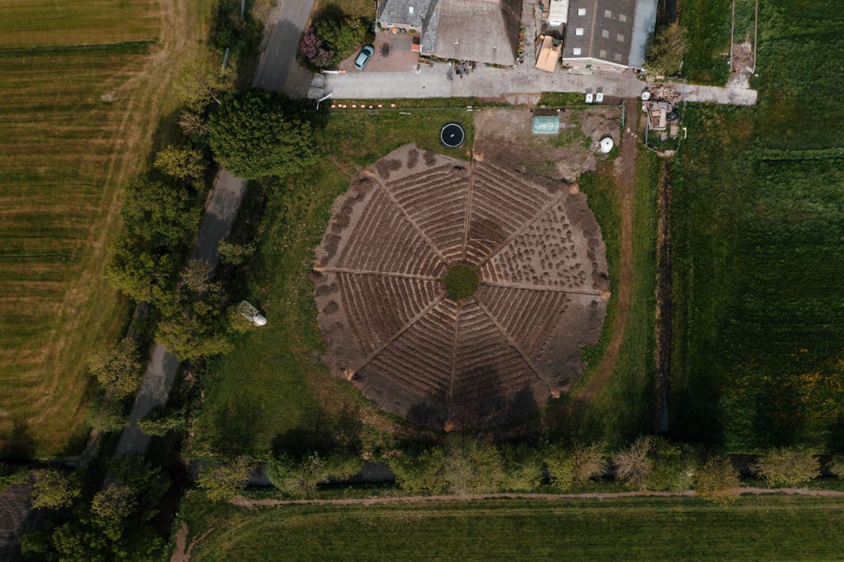 Een luchtfoto van een cirkel in het midden van een veld