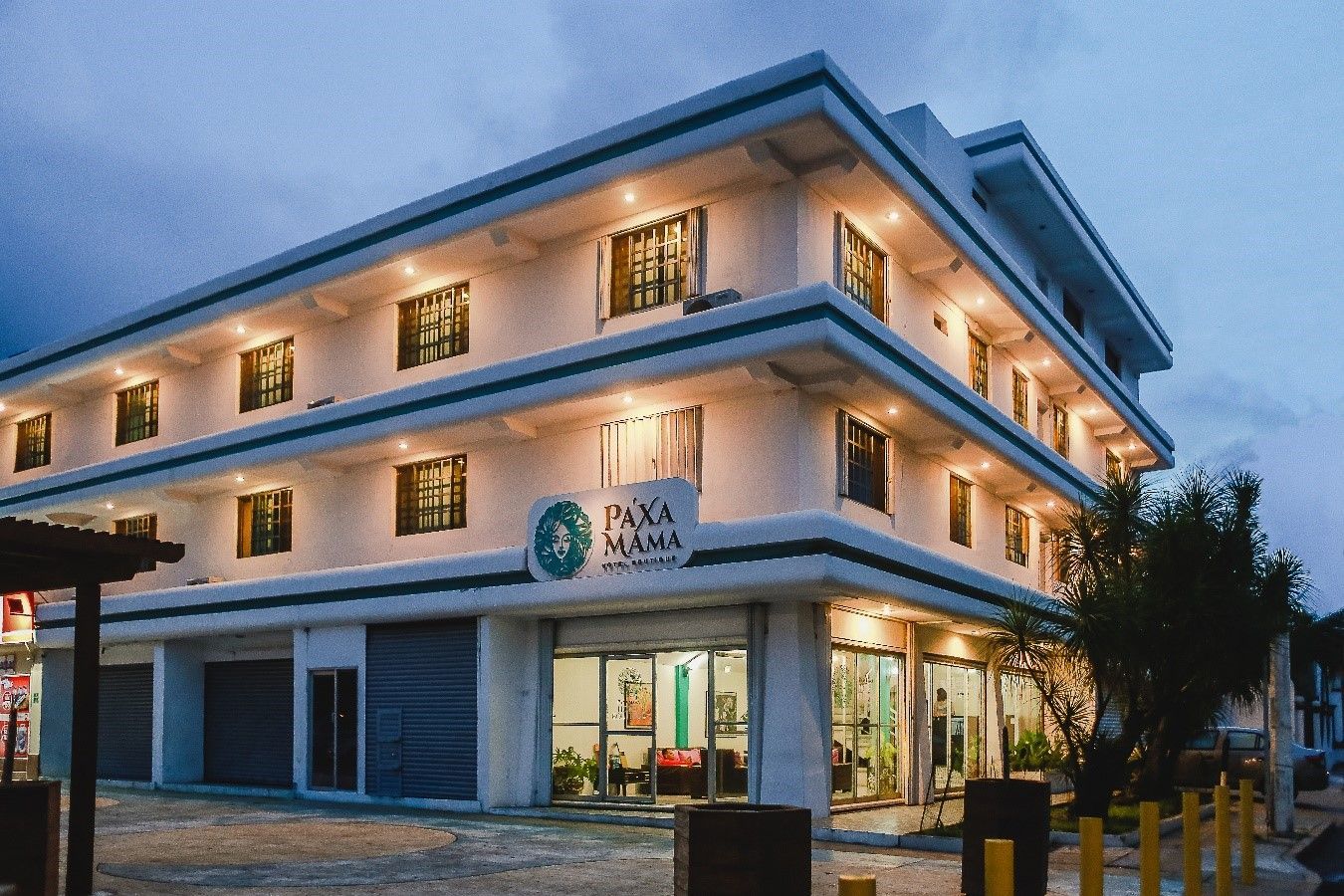 El hotel Para Parana, un edificio blanco de tres plantas, se iluminaba al anochecer con sus grandes ventanales.