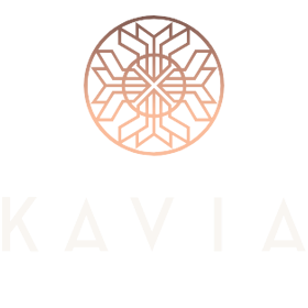 Logotipo geométrico en oro rosa sobre la palabra 