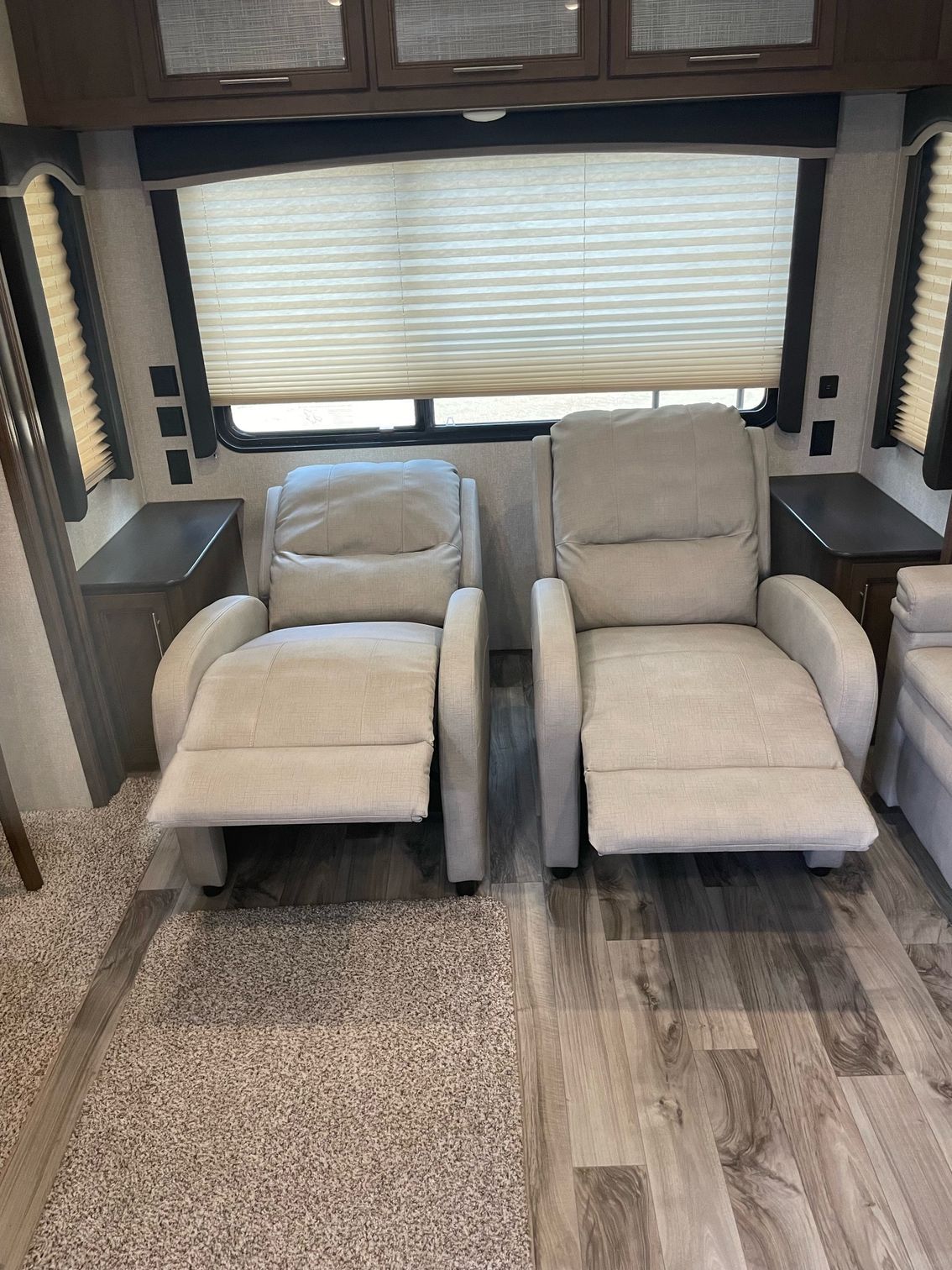 Two recliner chairs are sitting next to each other in a living room.