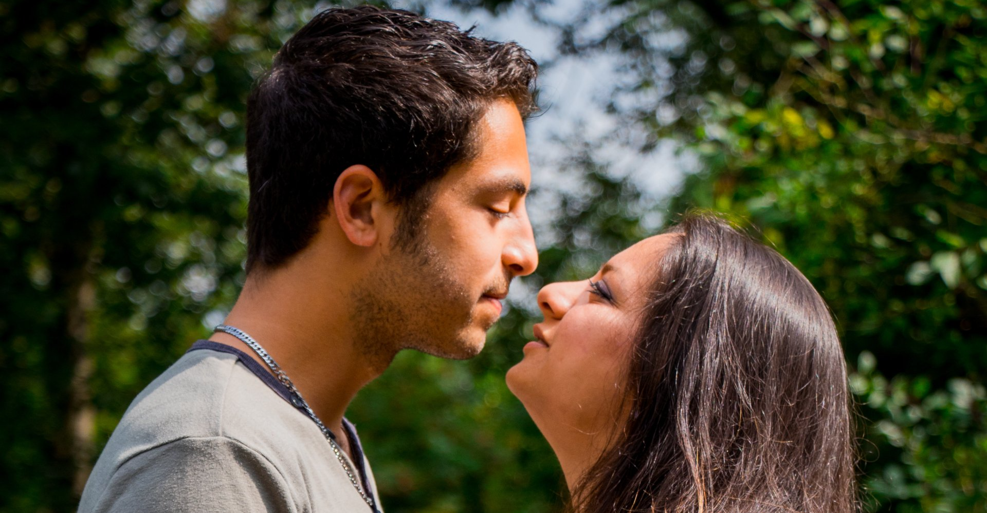 zomerkoppel tijdens een romantische fotoshoot