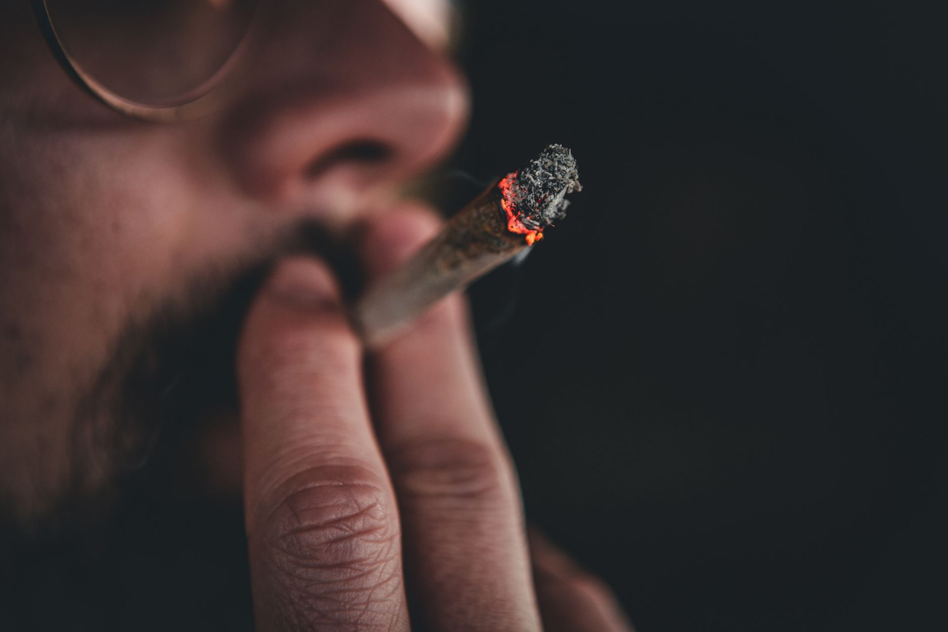 Foto gemaakt door een goede fotograaf van een Man die een sigaret rookt