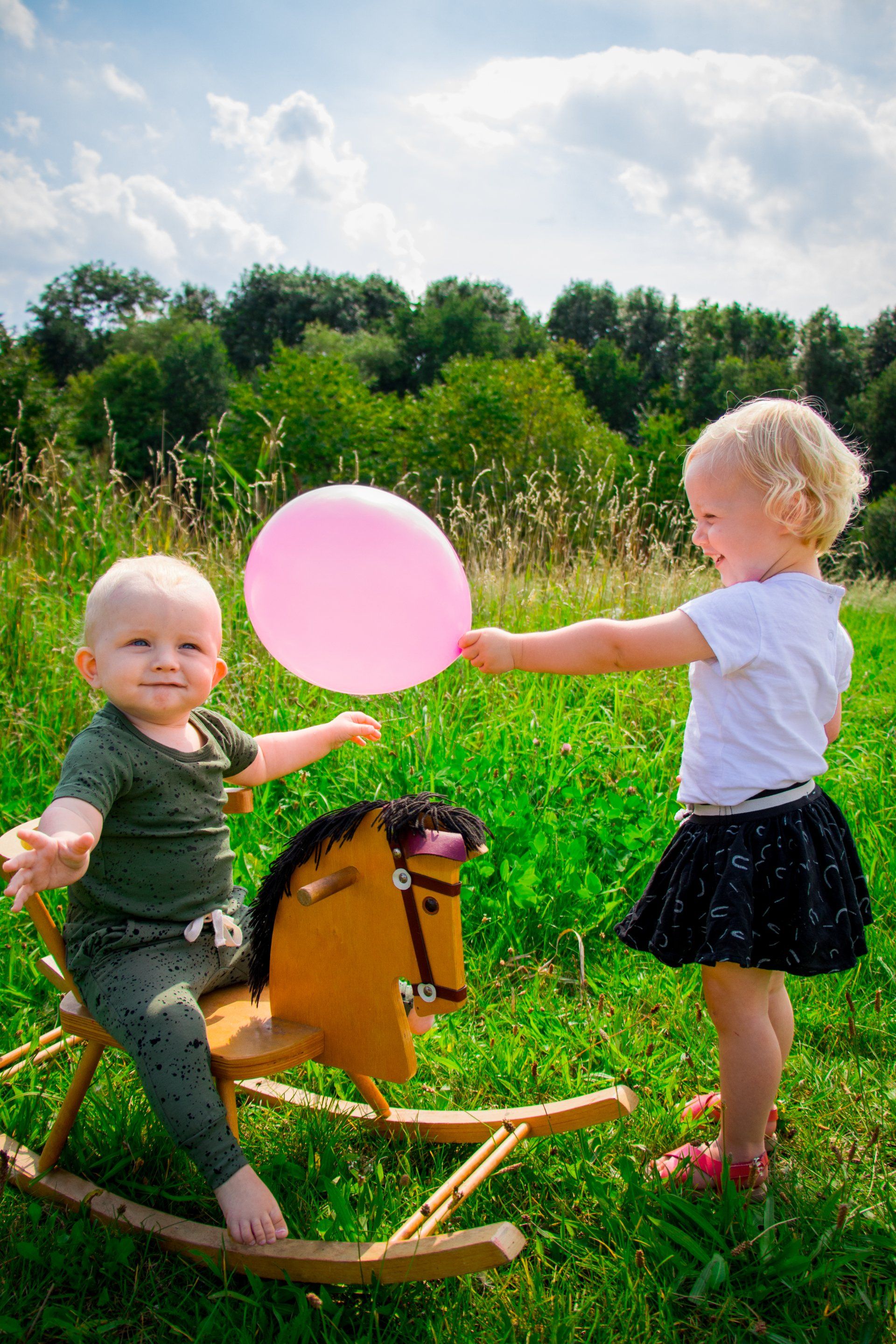 Twee kinderen tijdens een familiefotoshoot