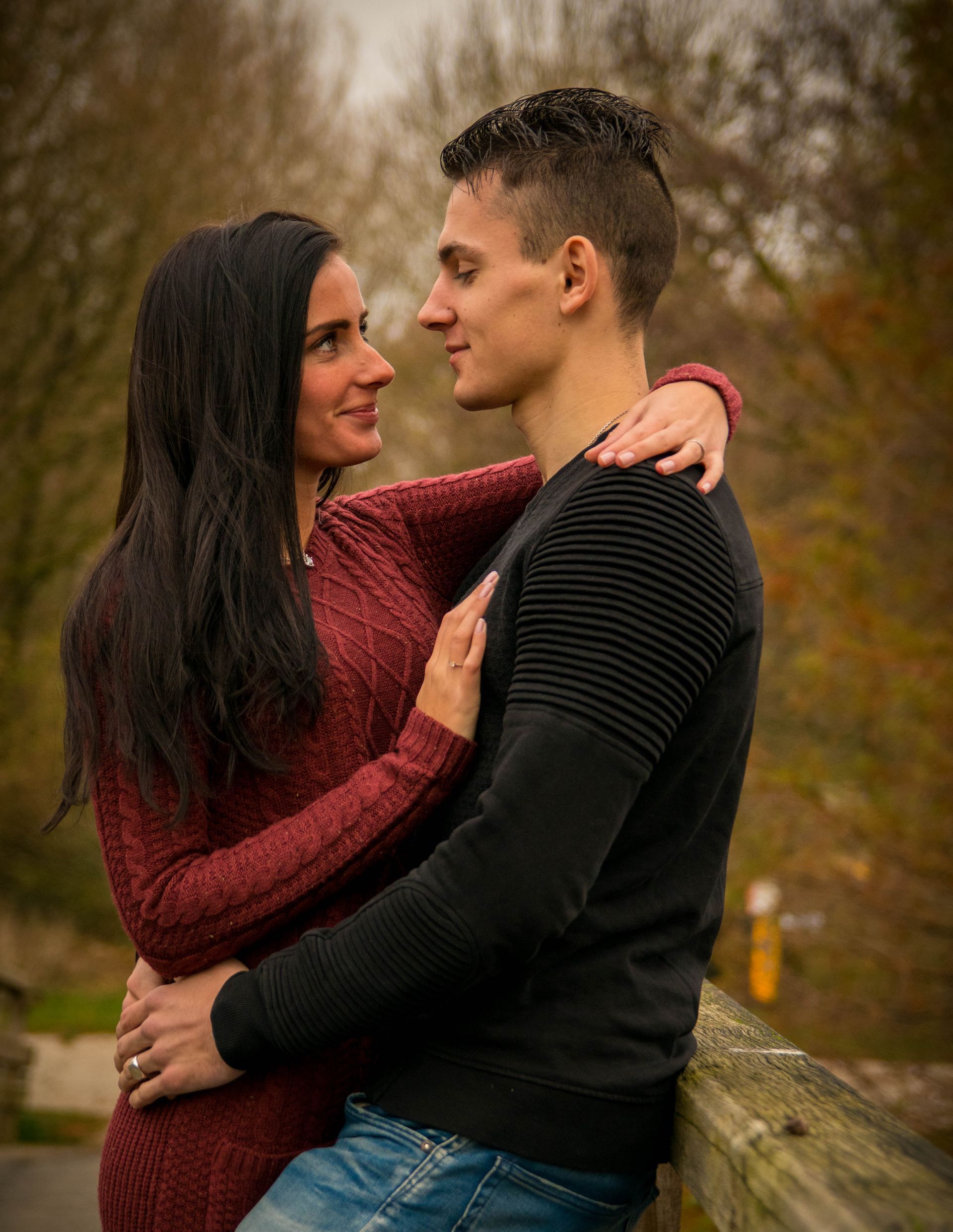 Een stel tijdens een romantische buitenshoot