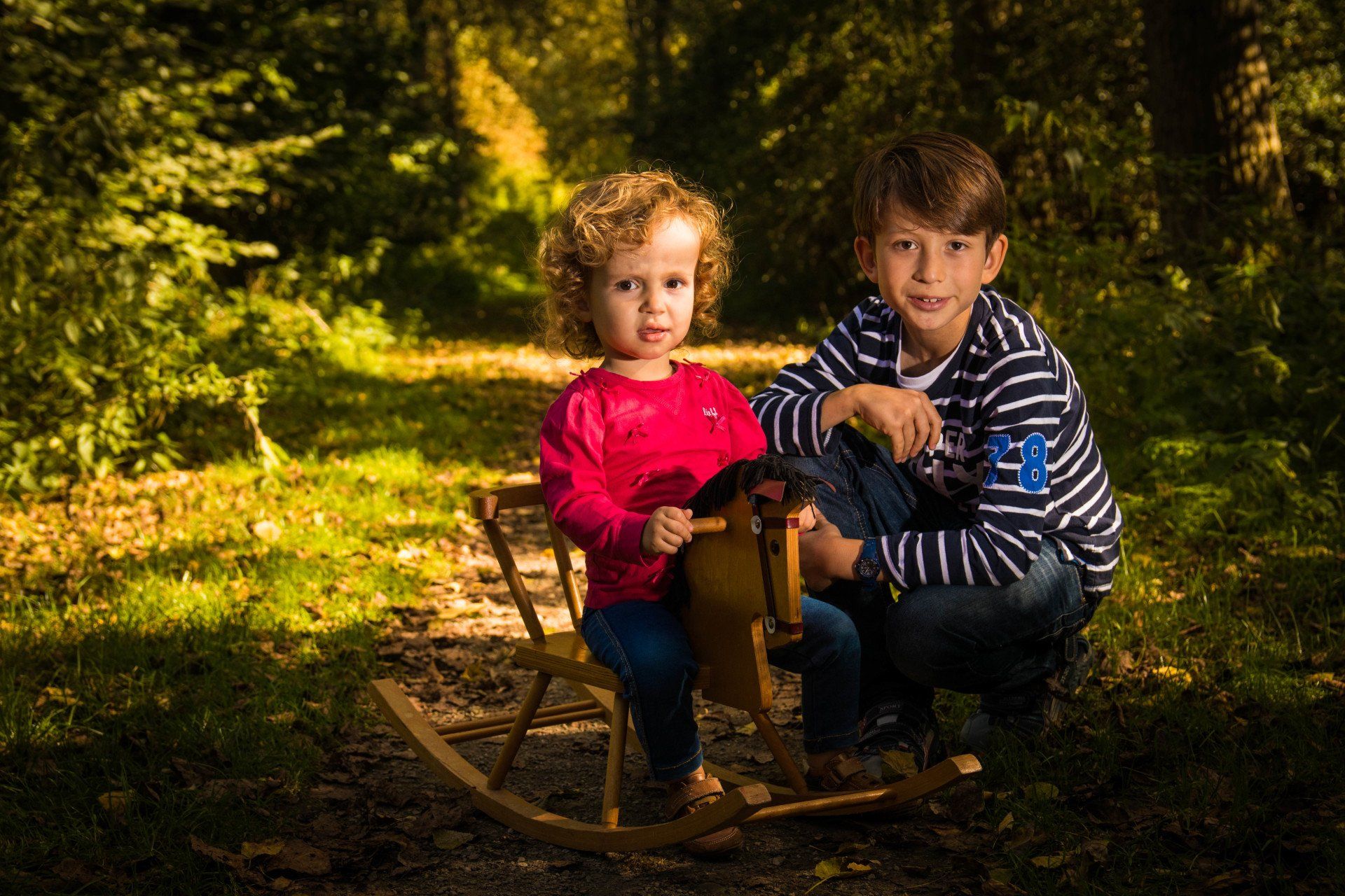 Twee kinderen tijdens een fotoshoot