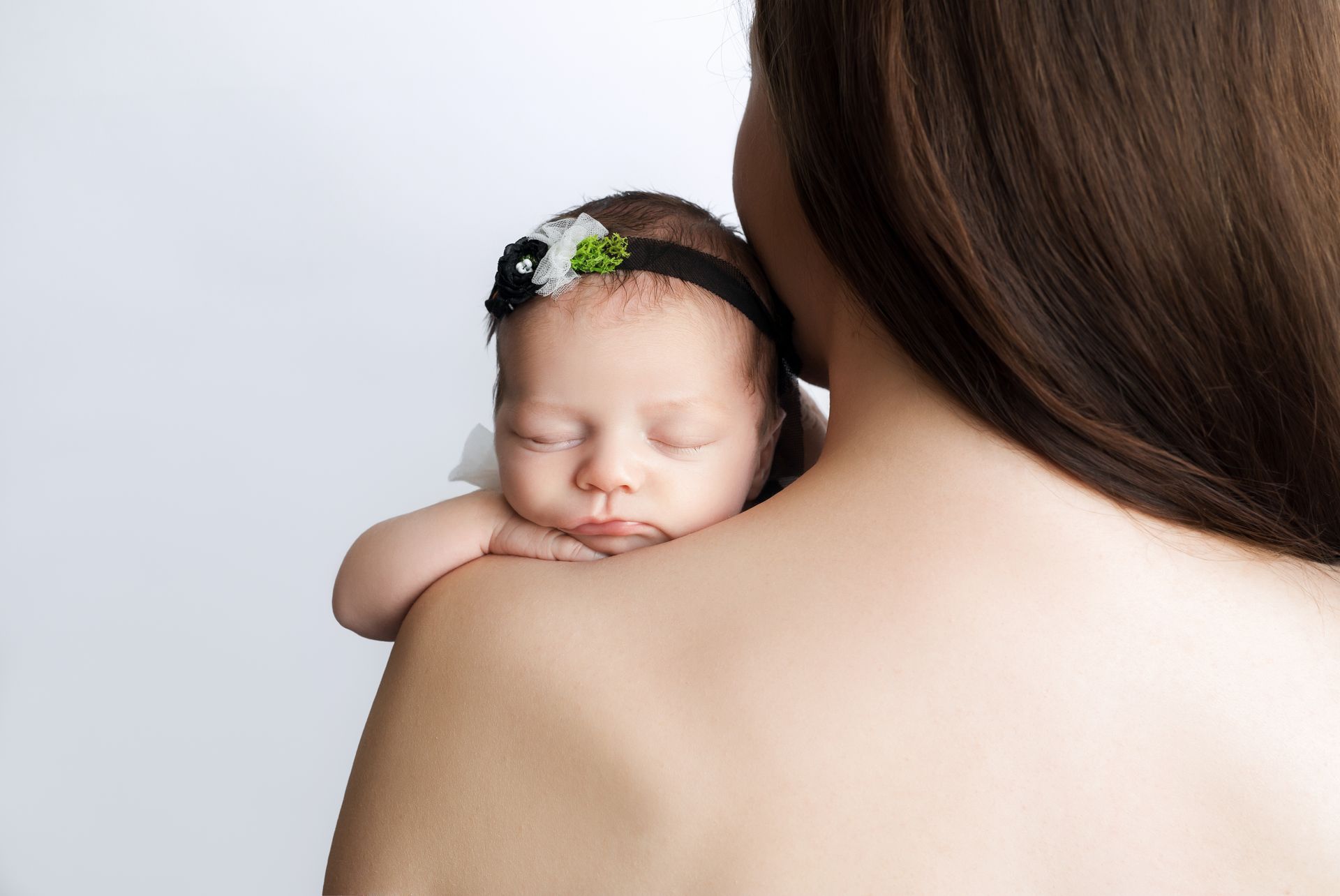 Een vrouw met haar baby poseert voor een fotoshoot