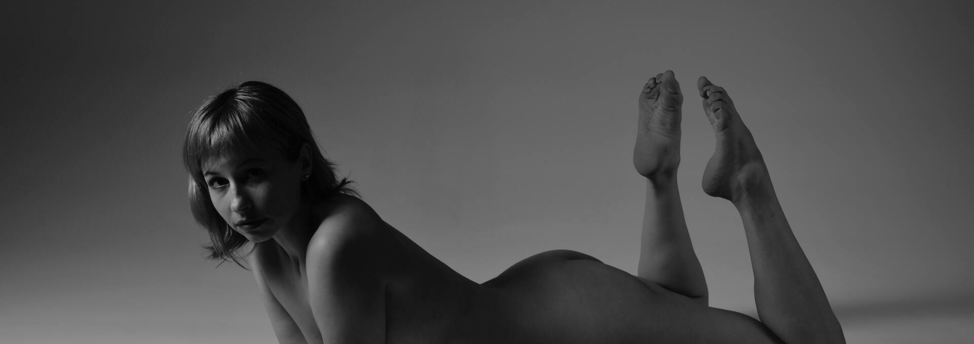 Vrouw boudoirfotoshoot liggend