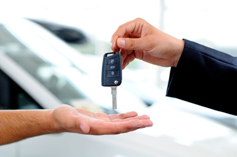 Passare le chiavi dell'auto da una mano tesa all'altra