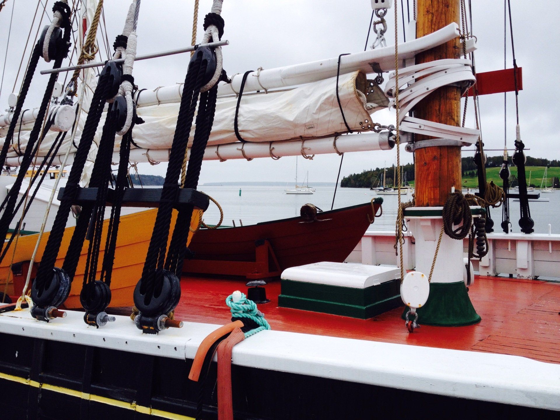 Ein Segelboot liegt in einem Hafen mit Booten im Hintergrund