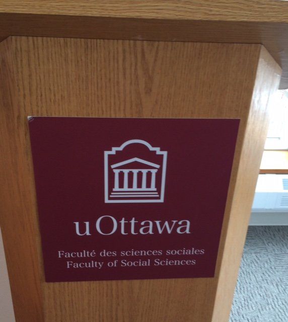 Ein Schild für die Fakultät für Sozialwissenschaften der Universität Ottawa