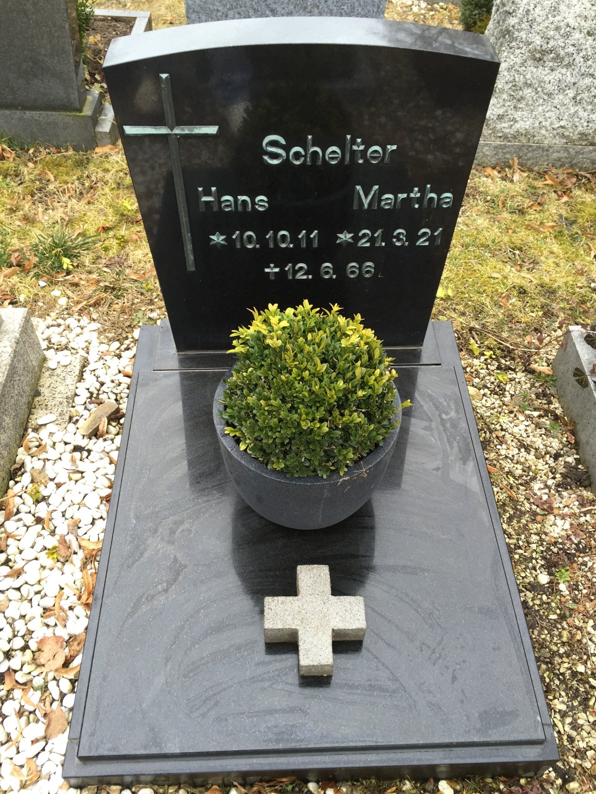 Ein schwarzer Grabstein mit dem Namen Schalter darauf