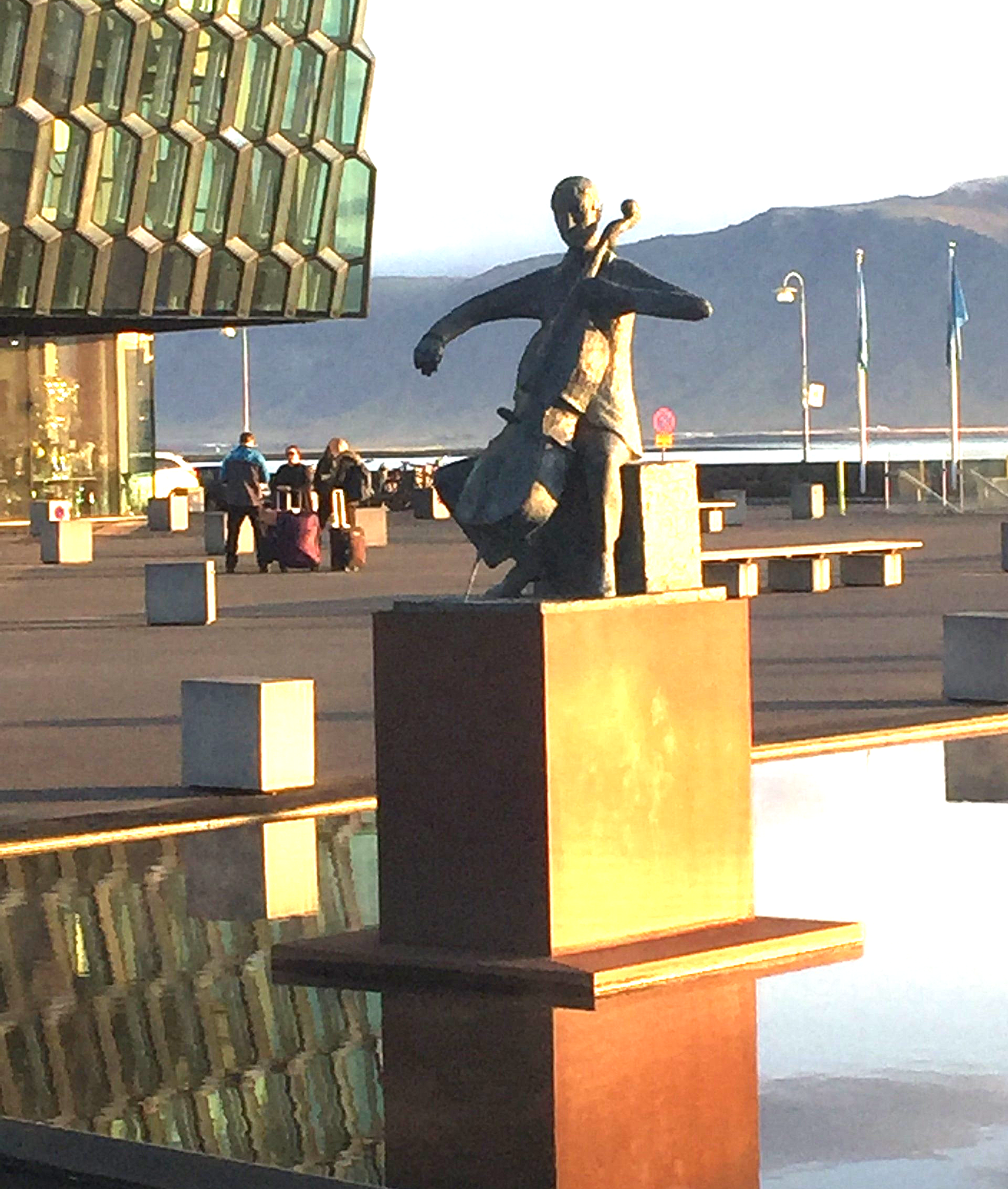 Eine Statue eines Mannes steht vor einem Gebäude